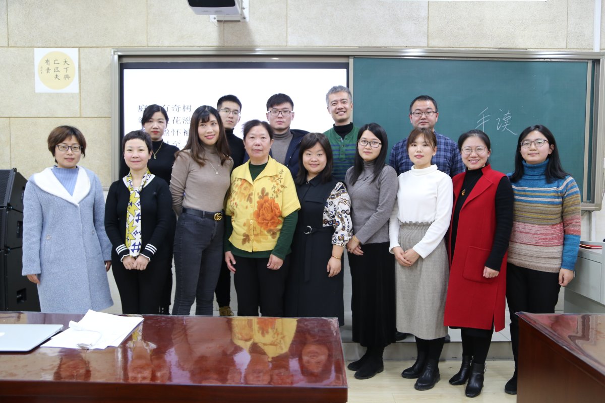 1崔老师和老师们合影